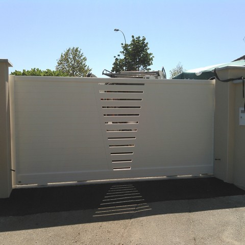 Portail coulissant aluminium blanc