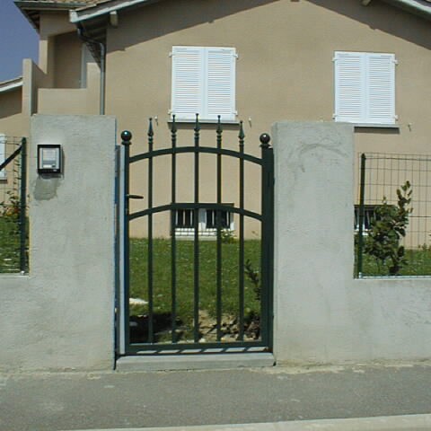 Portillon métal ajouré